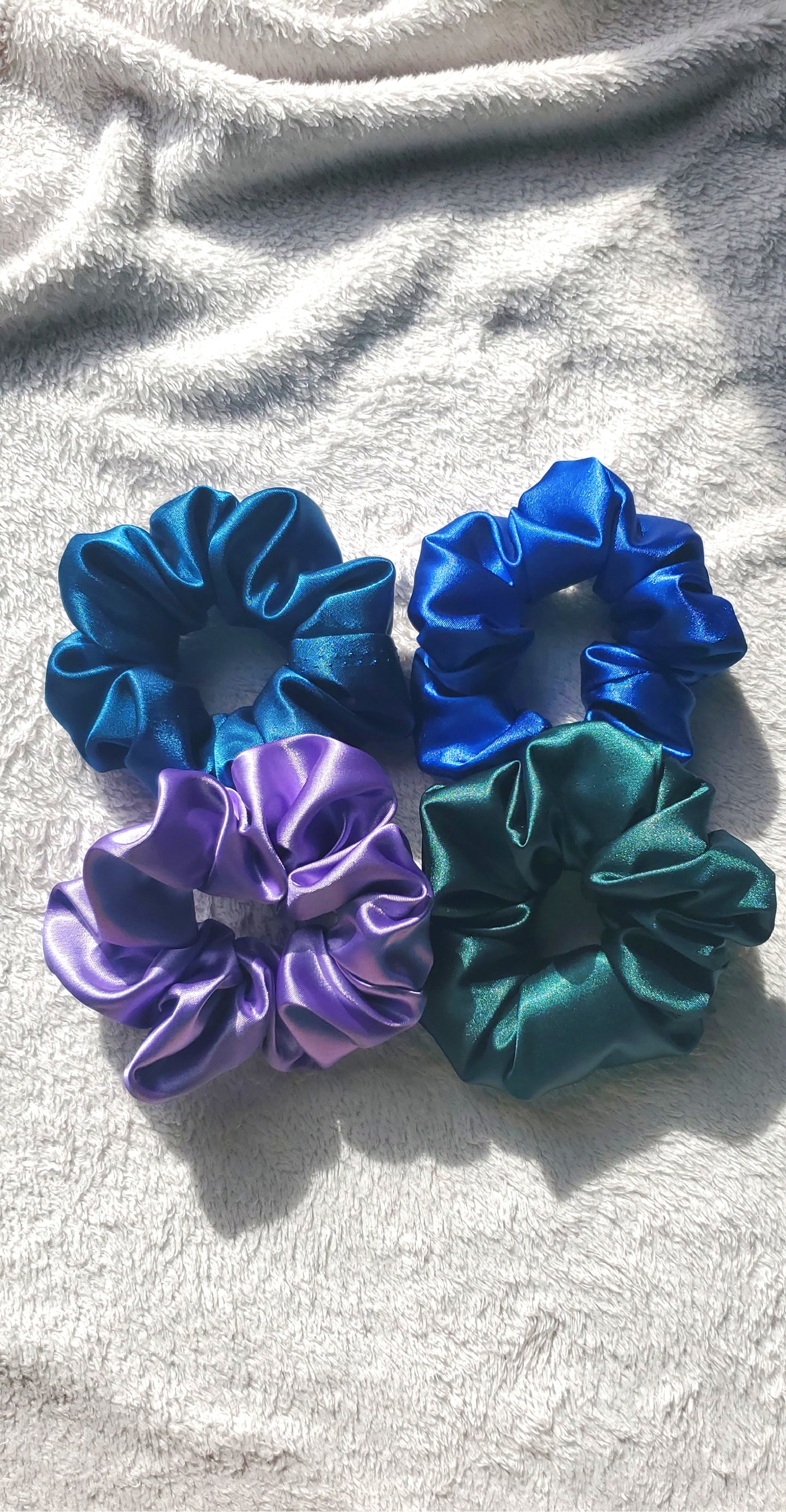 Hunter Green Satin, M Scrunchie