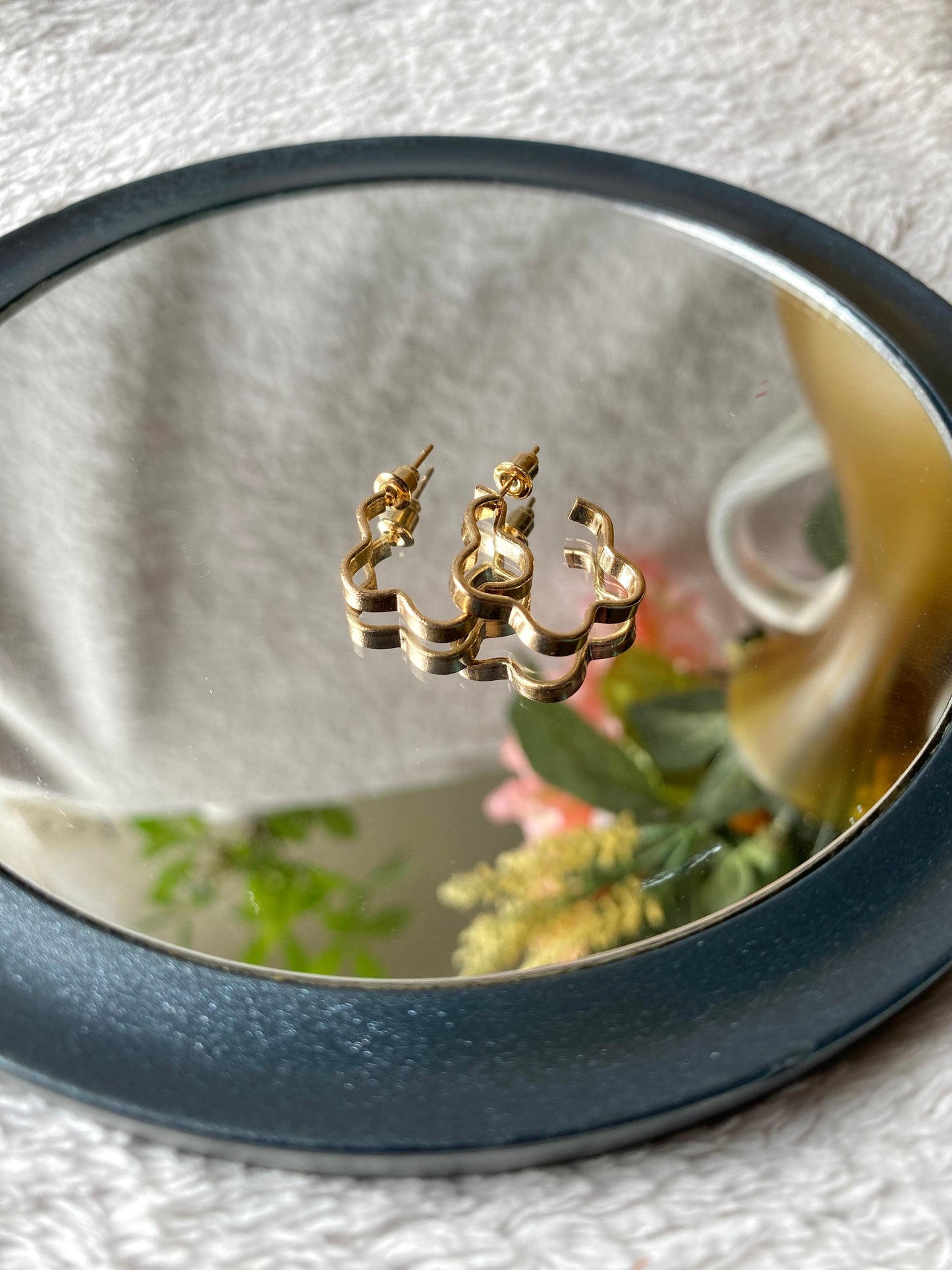 Golden Flower Shape earrings