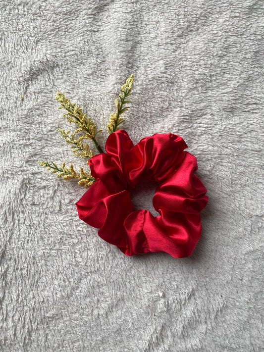 Red scrunchie, M