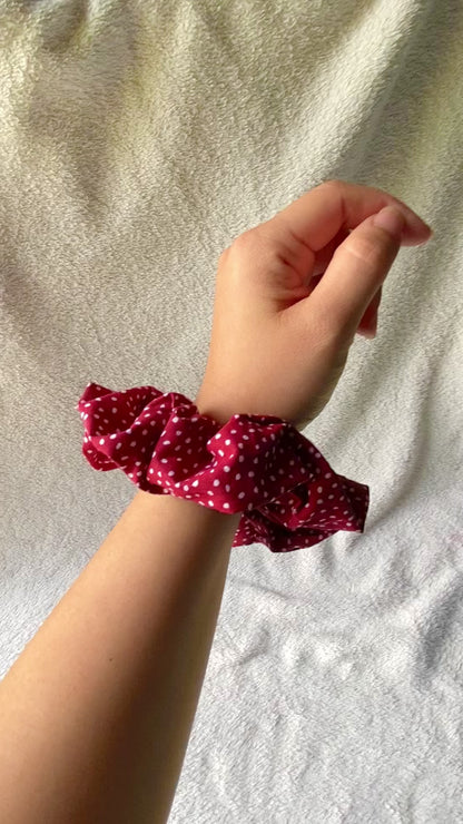 Red Polka Dot, M Scrunchie